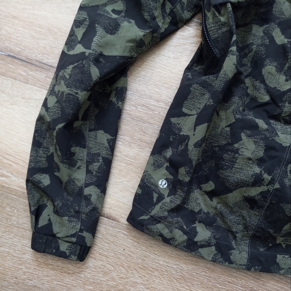 Lululemon Rise and Shine Fatigue Camo Rain Running Jacket Size 4 - Picture 5 of 10